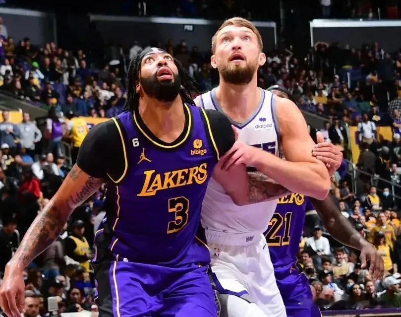 都是208.3cn，状元浓眉对位萨博尼斯，却一点硬不起来。
今日湖人120-13