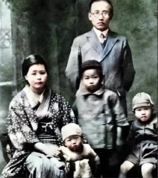 1978年，郭沫若在北京去世。最让人想不通的是，他在日本抛下的五个孩子，是靠他的