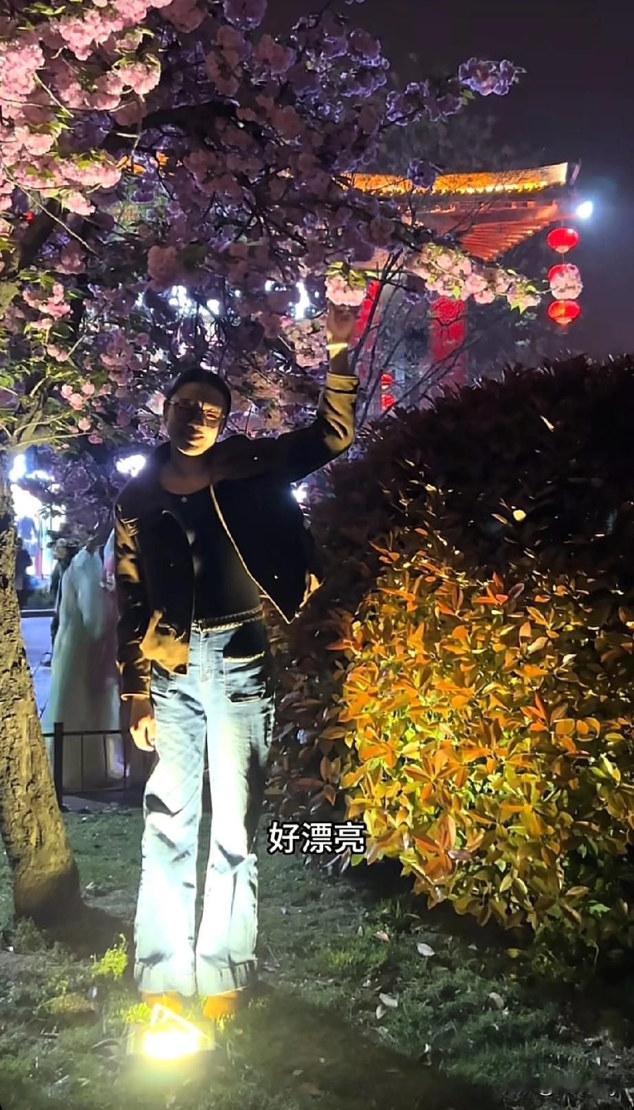 拍照真是每个男生成长路上的必修劫难啊！
一对95后小夫妻自驾打卡西安大唐不夜城，