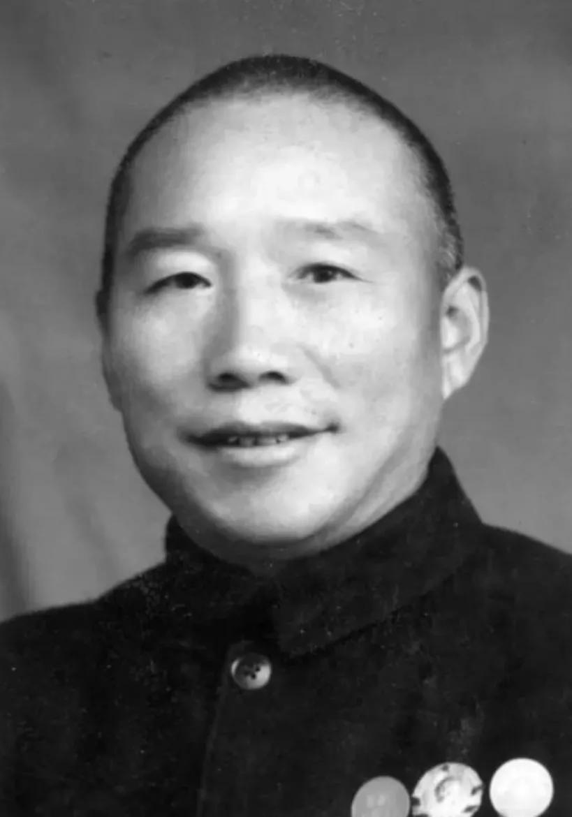 1948 年，国军的一名伙夫和大部队走散了，被解放军拦下。解放军看他年纪大，便发
