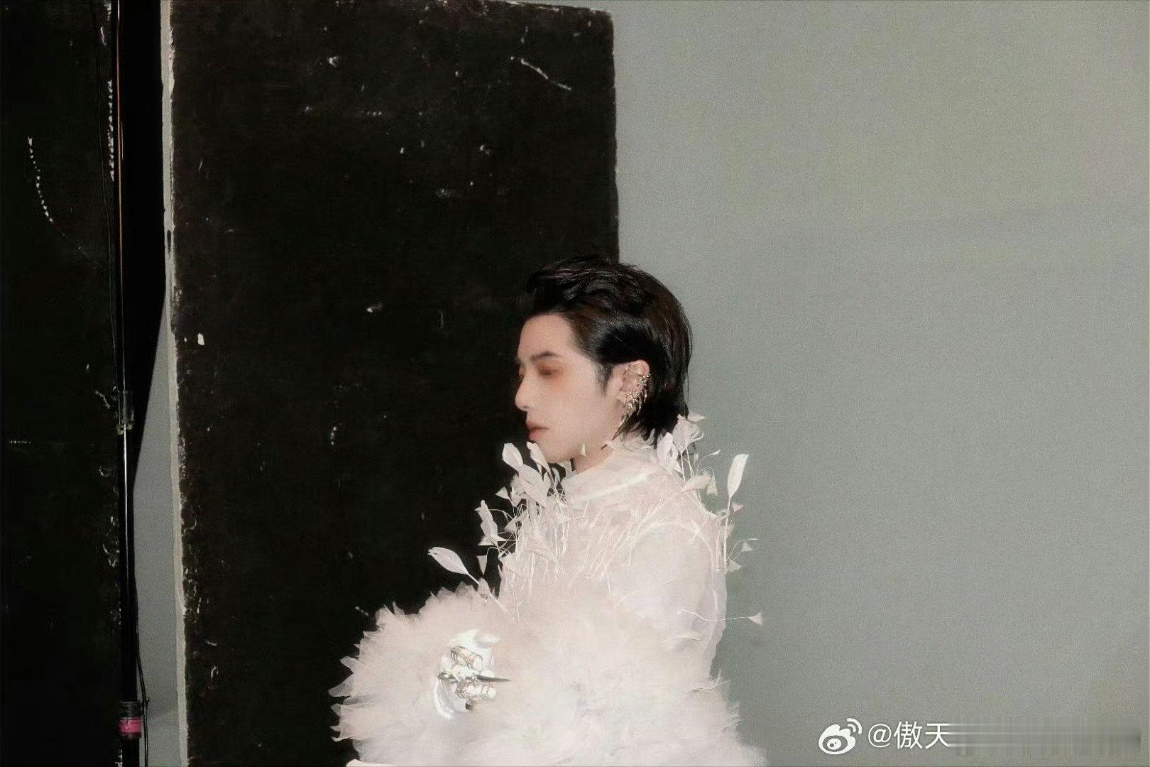 华晨宇抢票  华晨宇的演唱会每场都精彩绝伦，吸引了大量粉丝和乐迷的关注。因此，门