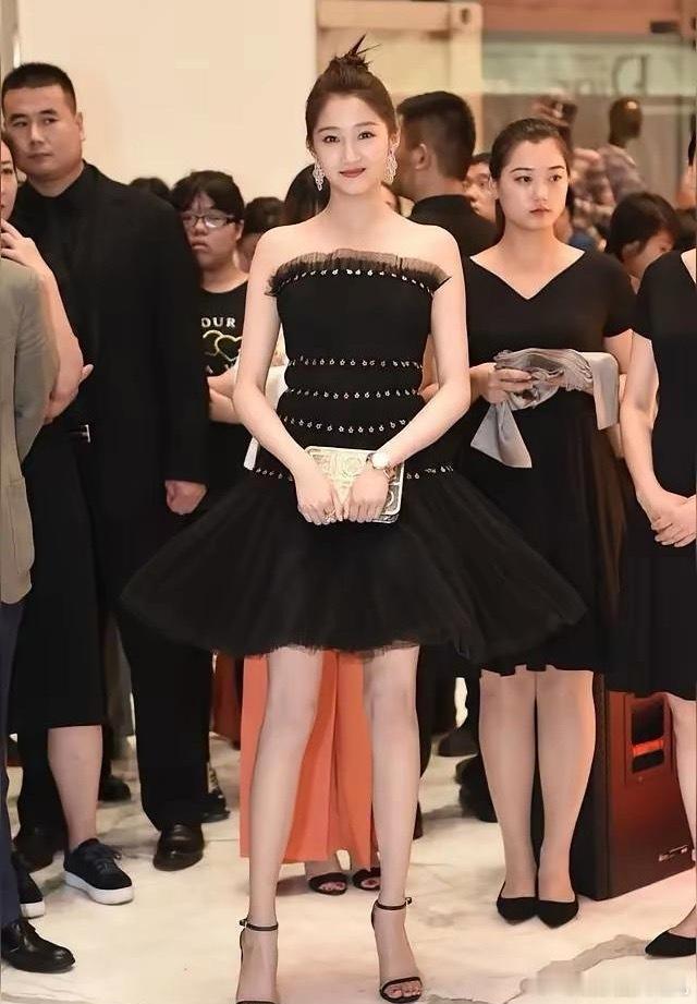 没想到关晓彤真是是满族的，但是她从来没演过清宫戏，在综艺节目上也很少提，关晓彤其