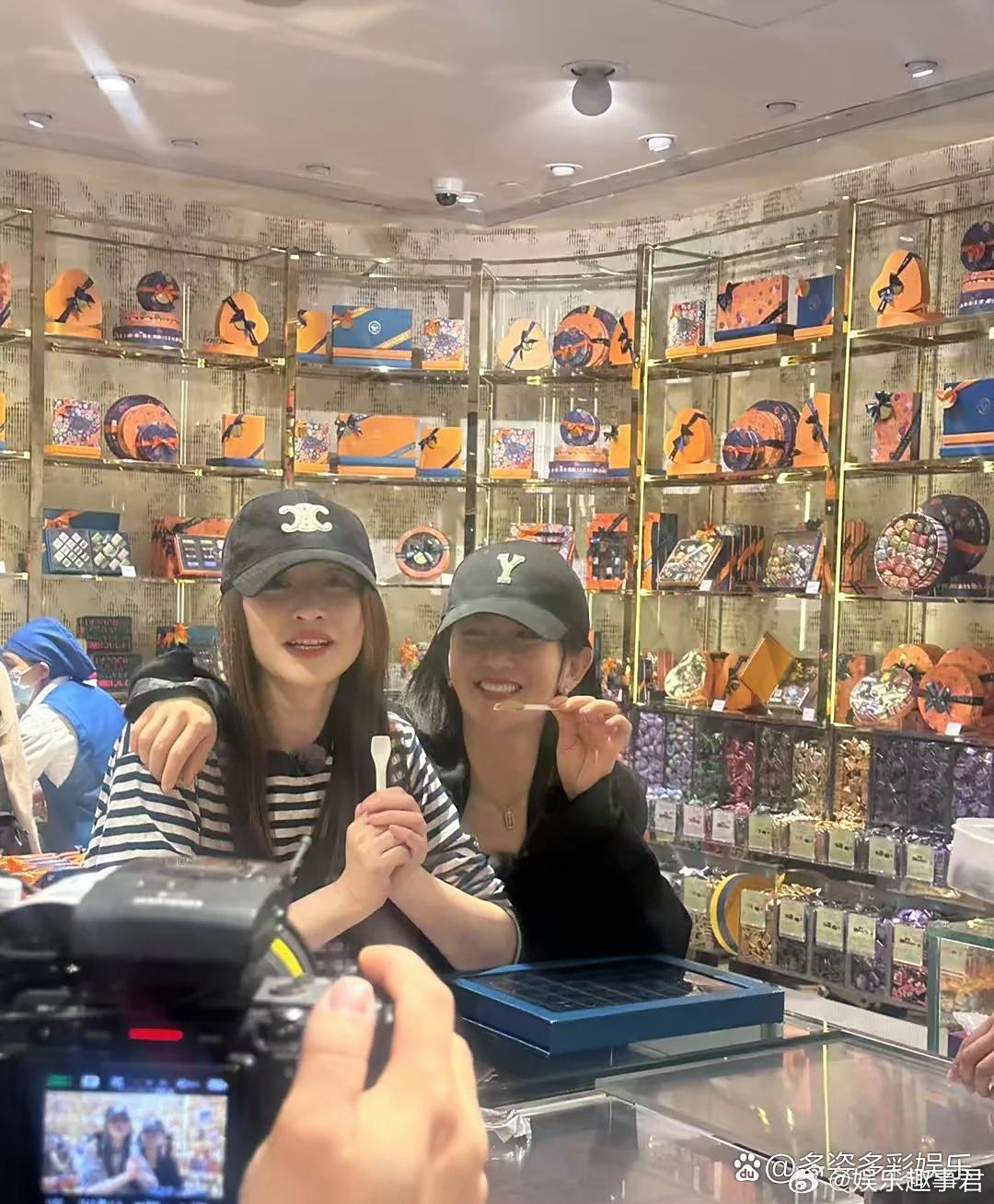 谢娜和李小冉在一起逛街，两个人长得挺像的，不知道的还以为两人是亲姐妹！ ​​​