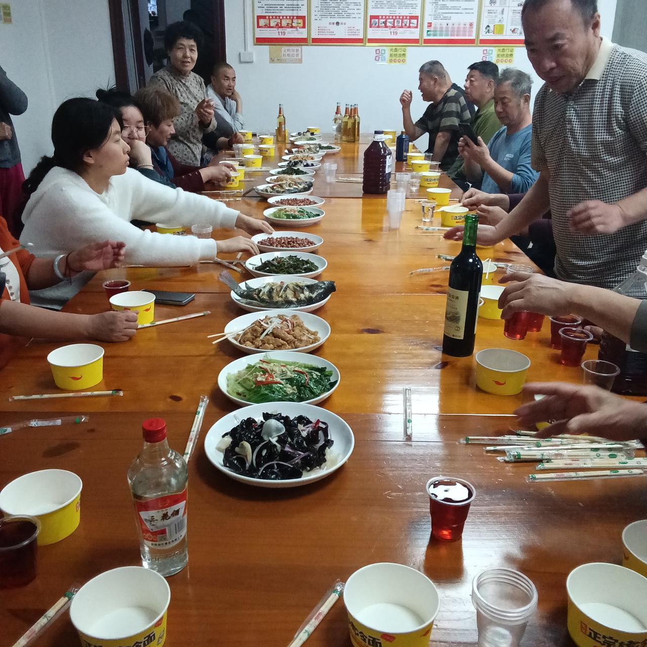 别样的除夕年夜饭
我在一家公寓过大年

今天是2025年除夕。做梦也没有想到，我