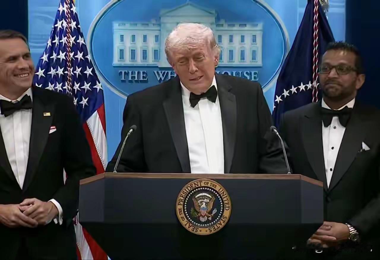 网上有很多人在议论，认为白宫记者晚宴枪击案是一场特朗普自导自演的戏码，甚至第二天