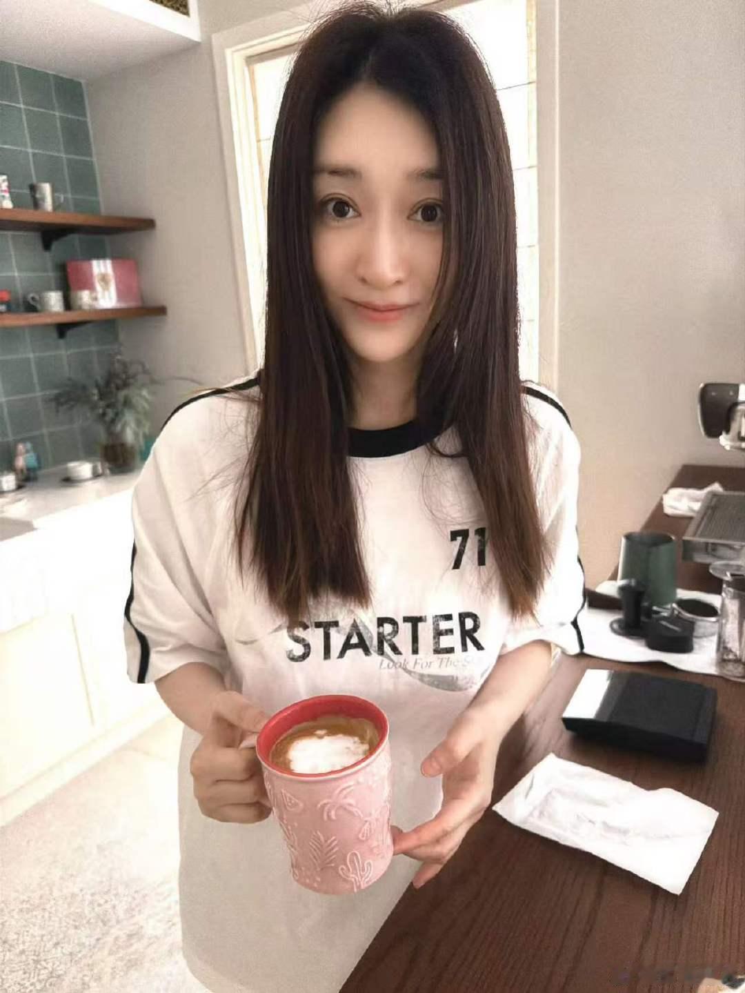 李小冉立秋咖啡立秋的仪式感被小冉姐承包啦！研磨、冲泡、拉花一气呵成，这杯立秋咖啡