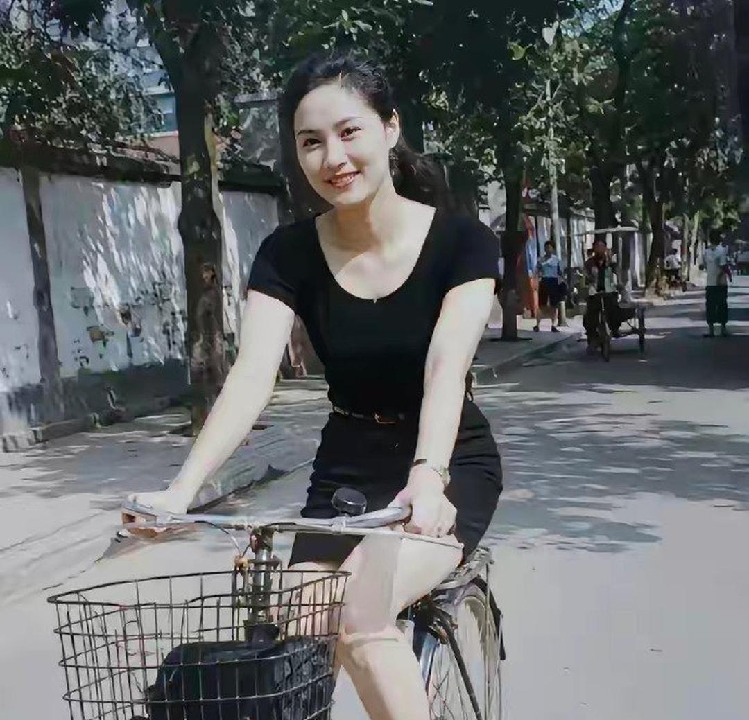 1994年，深圳街头的骑行女子。