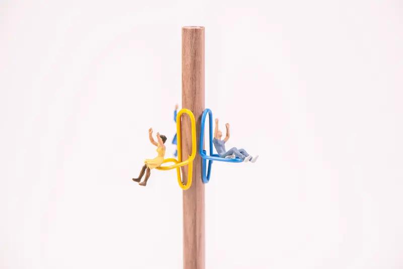 男子因模仿网上扎带逃生挑战被困  近日，广州花都区一出租屋内传出呼救声，警方和消