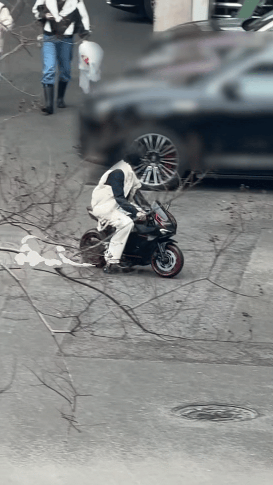 贺峻霖的摩托山路十八弯😇 真的要被可爱晕了！贺峻霖骑摩托的样子又呆又萌，扭扭歪