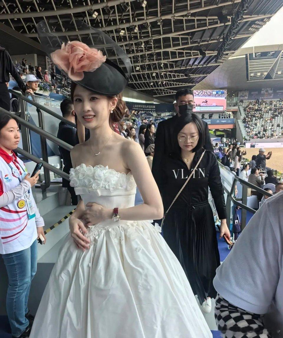 为了上舞台位置，头上放了个啥 