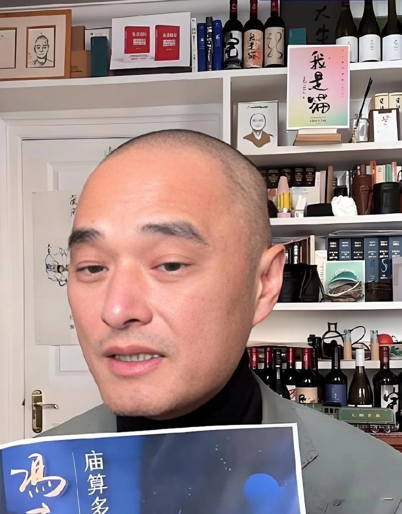 看冯唐直播，

发现他有个与众不同的地方，

不是他认知和学识，而是他房间里的那