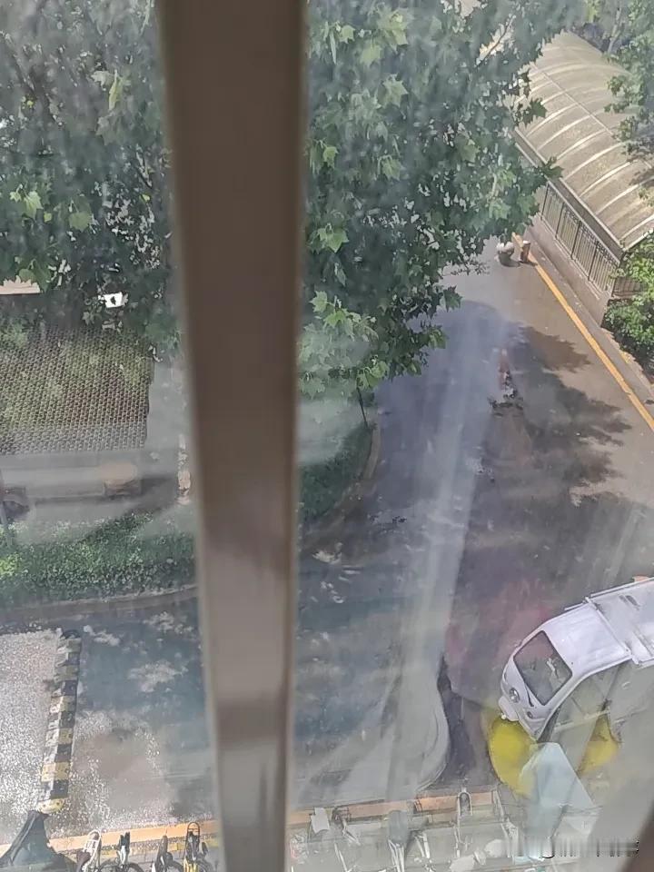顺义下雨了
电闪雷鸣

十几分钟前还阳光明媚
看到天气预报说二十分钟后有雨
还奇