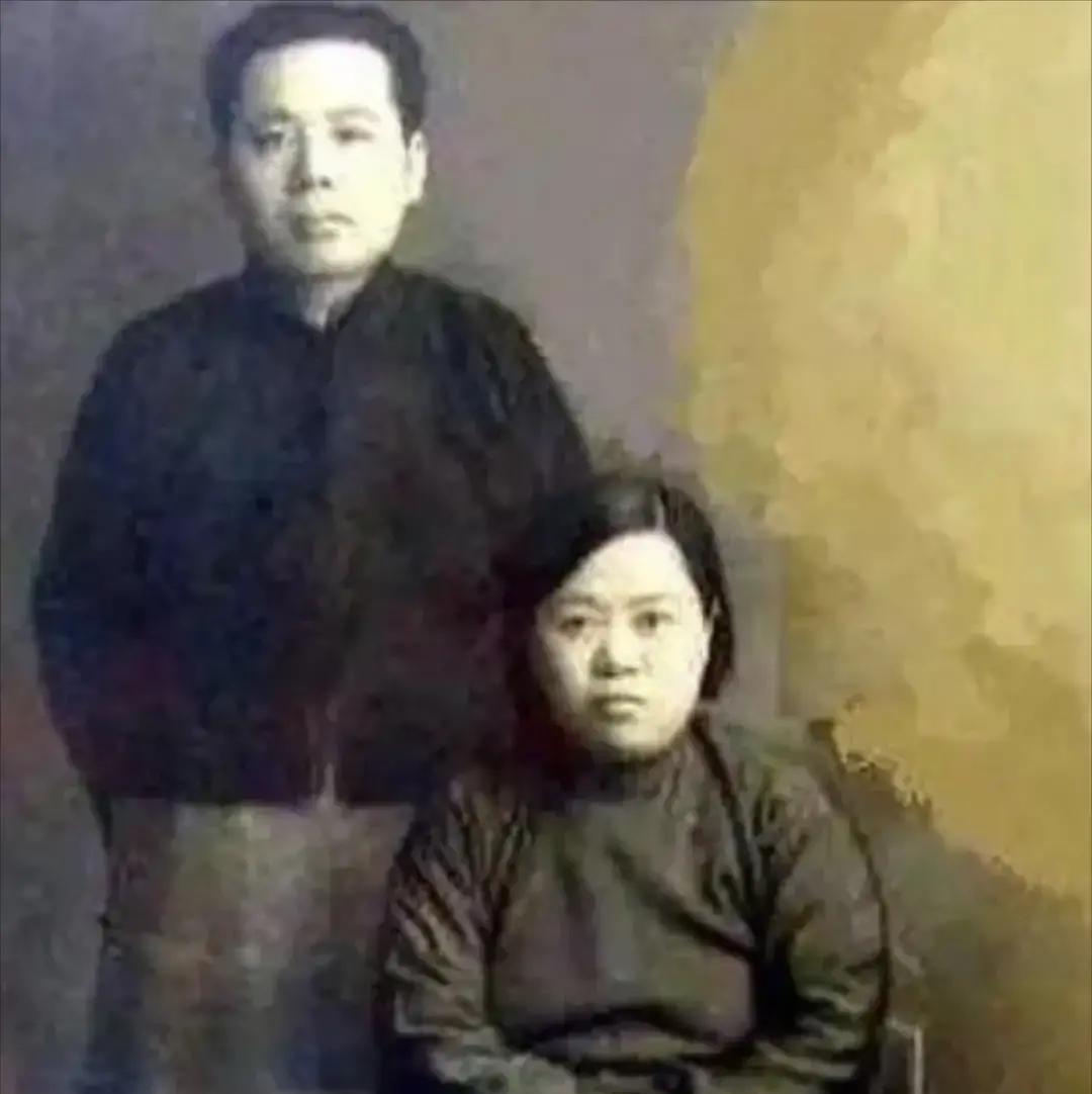 1913年，张恨水被迫结婚，他嫌弃妻子貌丑，却经常和妻子同房，不久后，妻子怀孕生