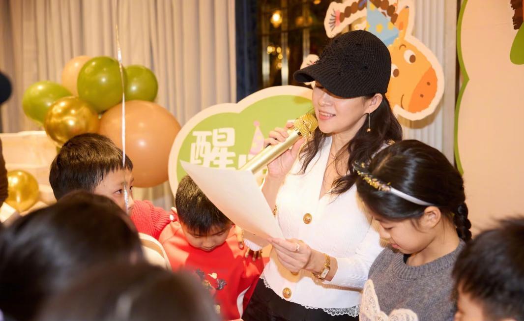 章子怡为女儿醒醒过十岁生日，爸爸汪峰却未现身！12月28，女儿醒醒十周岁生日，章