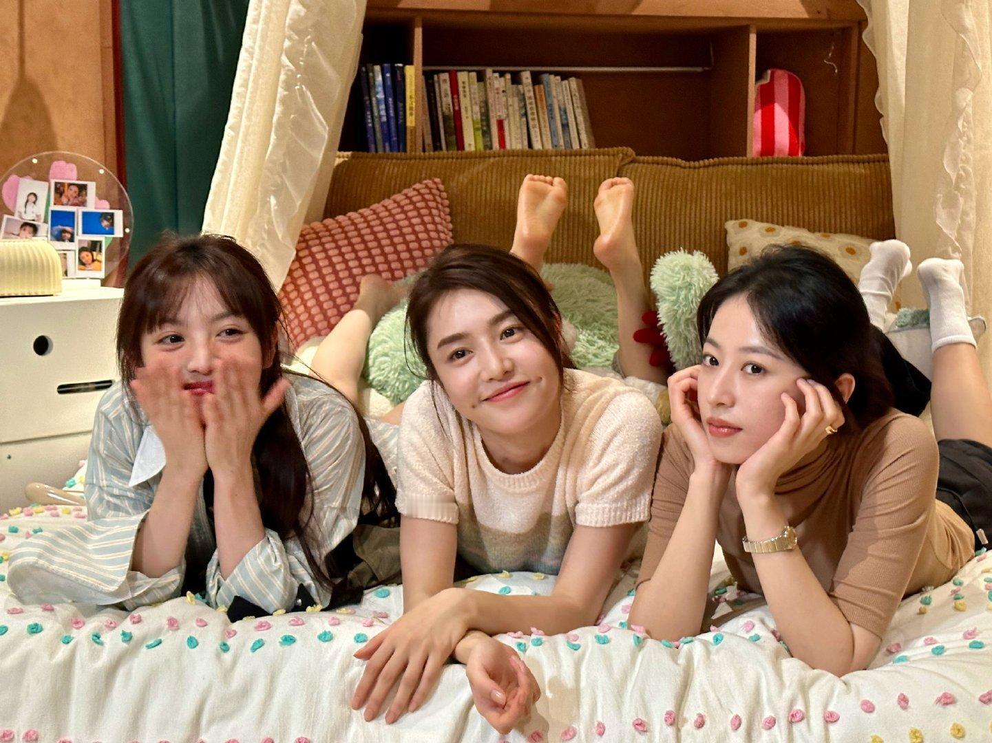 说实话这张合照田曦薇赢了吧？ ​​​