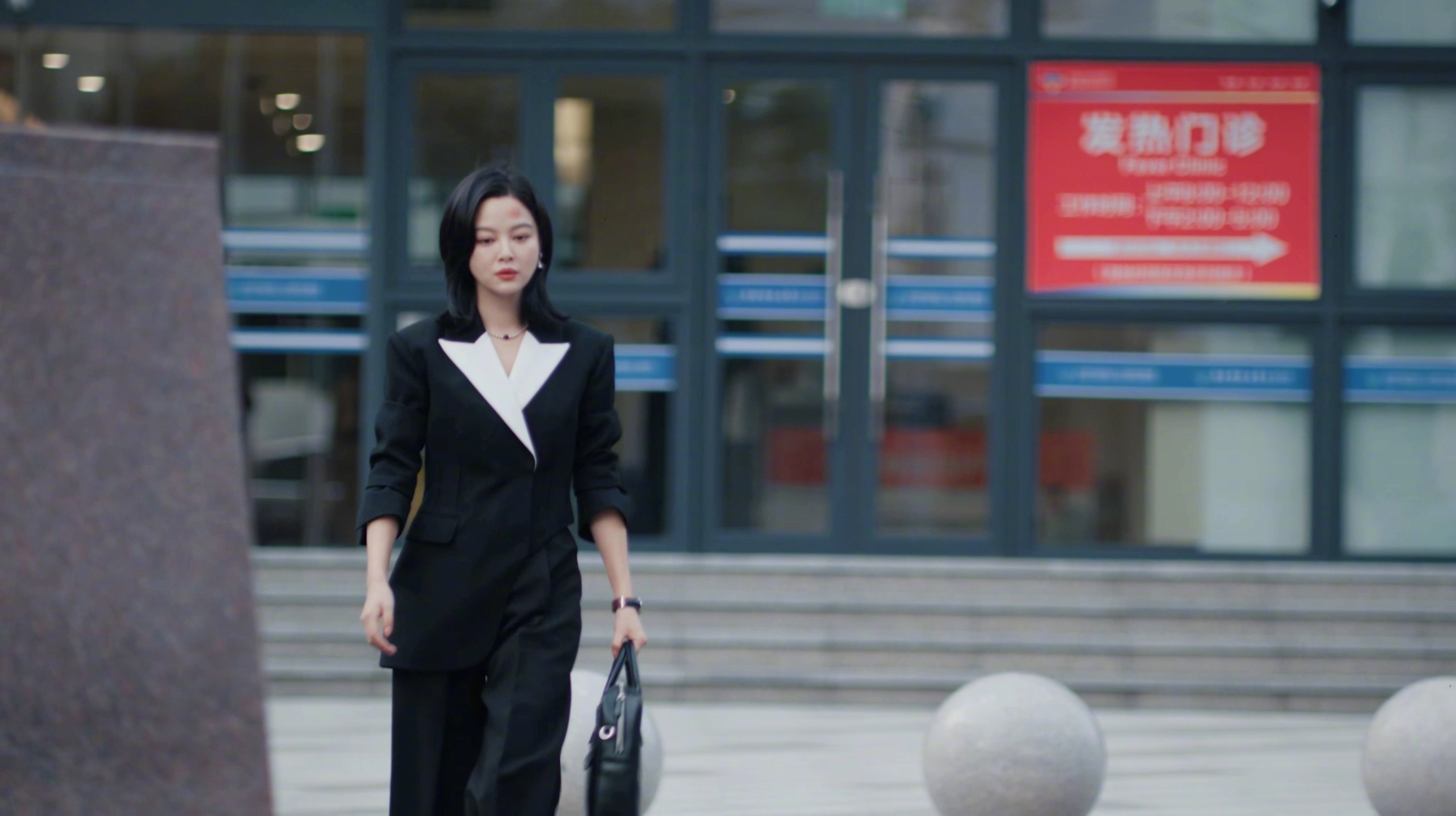 #上咪咕看女神蒙上眼##女神蒙上眼# 走路带风的律政女王谁能不爱！唐律不仅事业上