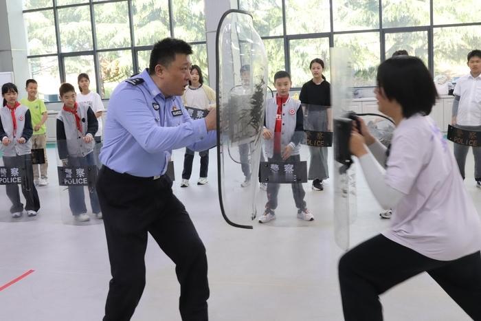 警营沉浸式体验！济南高新区瀚阳学子解锁“少年警察”成长课！为厚植青少年法治观念，