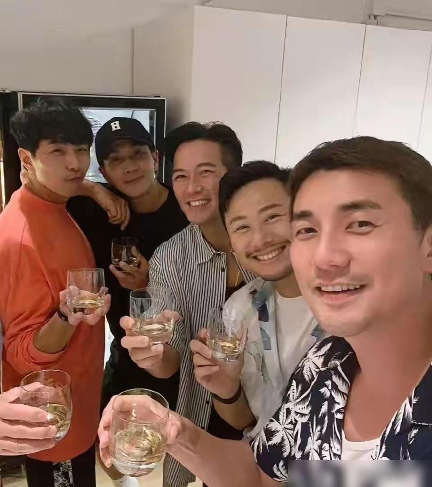 尴尬了！刘恺威与香港好友聚会，我差点把他看成六小龄童了。

照片里就是那场聚会，
