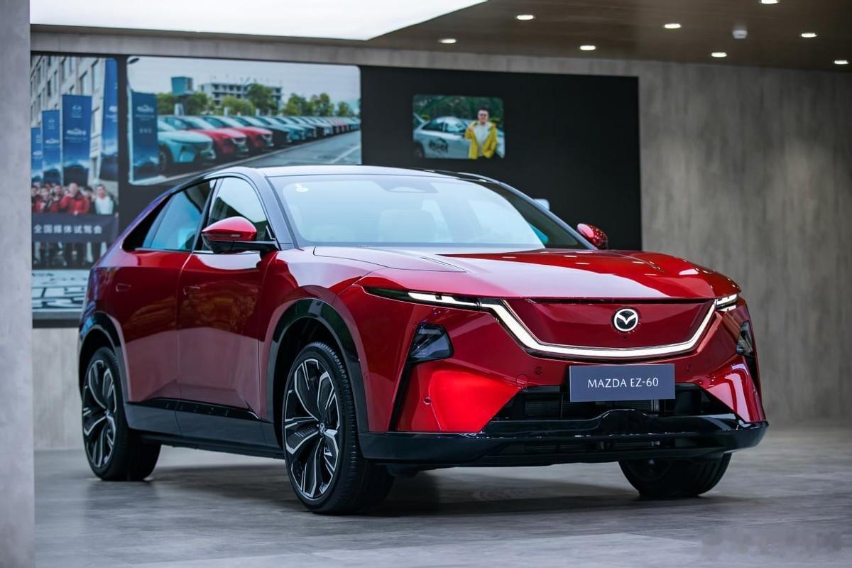 长安马自达新能源双子星：销量冠军的背后，是实力还是昙花一现？ 人声鼎沸，展台上挤