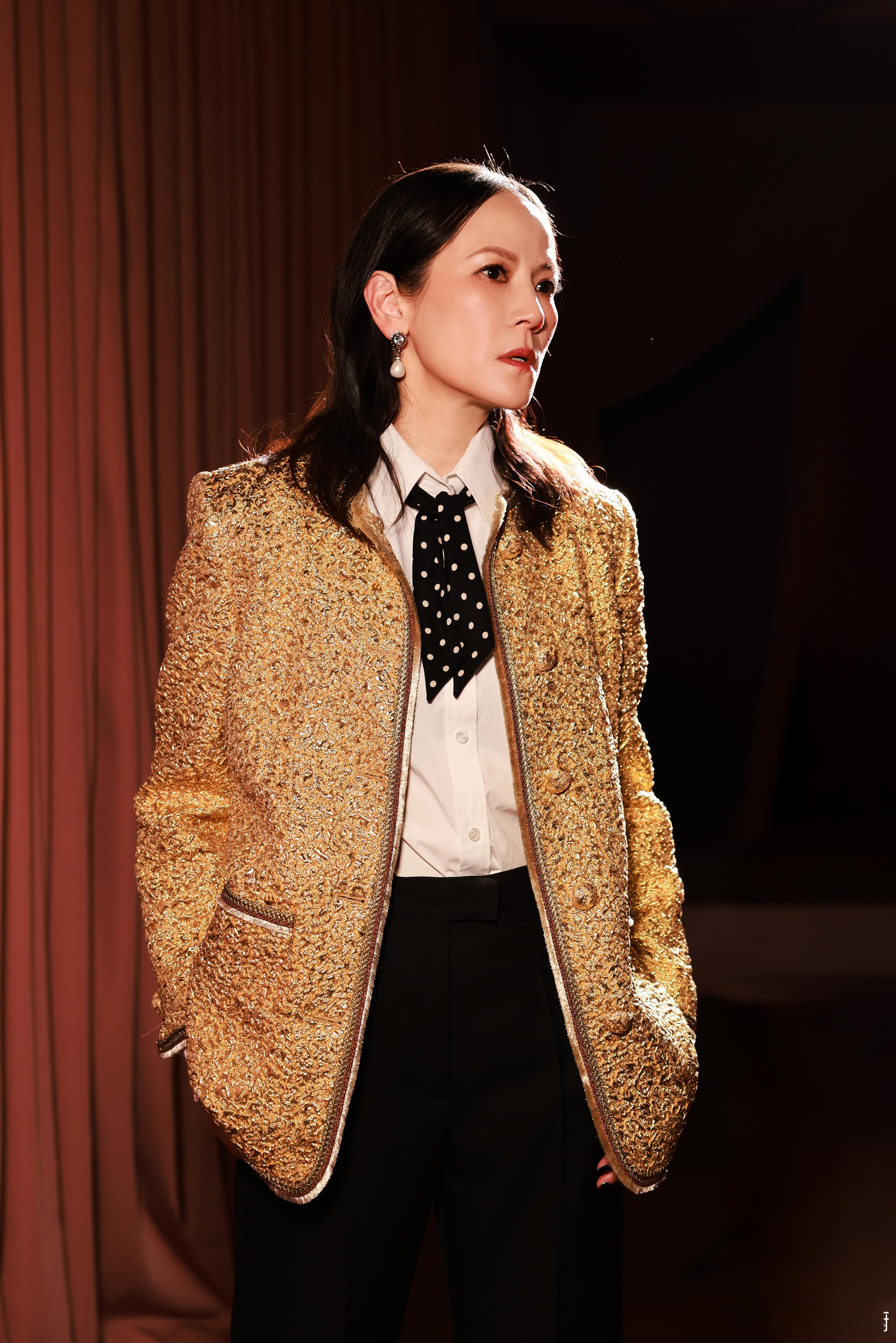 杨乃文金色粗花呢外套闪耀登场，波点丝巾点缀知性优雅 光影间定格飒爽身姿，每帧都是