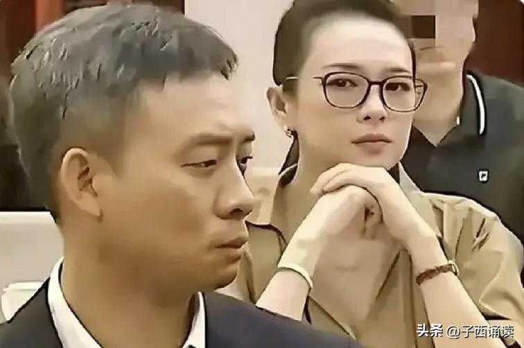 有人说在这张照片里面，作为“国际影后”的章子怡，面对“国内影帝”张译，表现出满眼