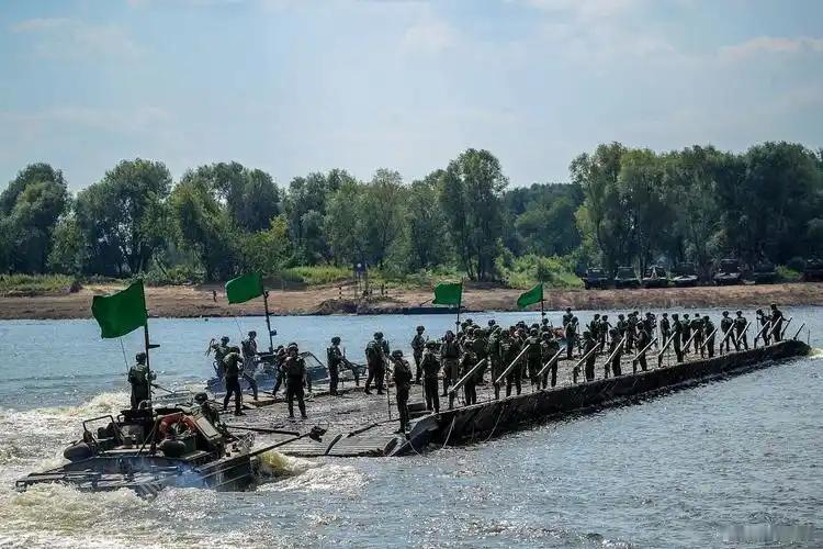 好消息！大家终于有机会看到俄军饮马第聂伯河，夺取敖德萨了。
乌克兰方面最近的一系