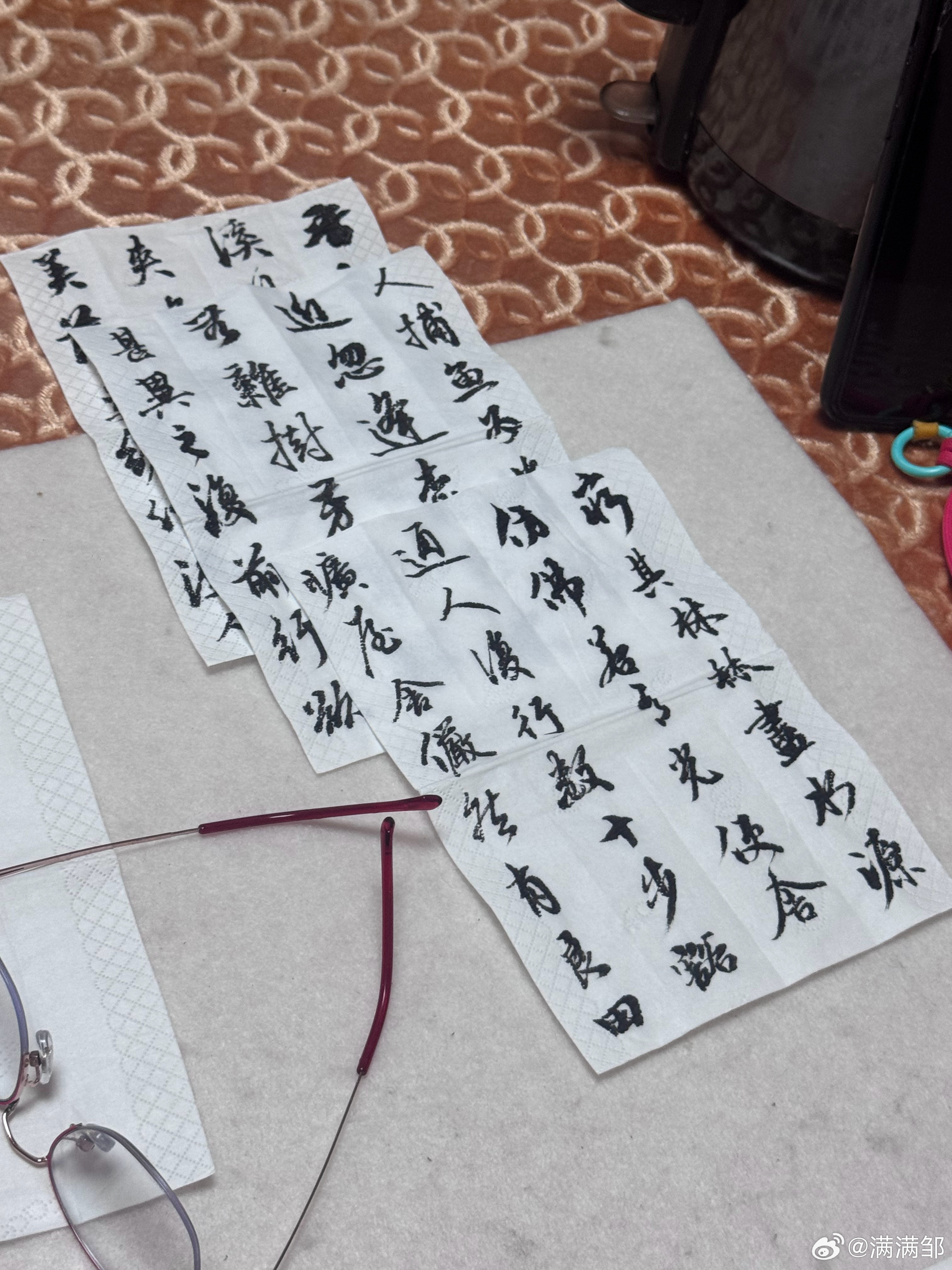 给满外婆买的毛边纸还没有寄到，外婆就用餐巾纸练毛笔字🖌️。事实再次证明，字写的