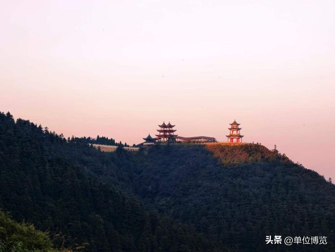 这天，我到下属某局去办事，穿过富丽堂皇的大厅，来到局办公室。偌大的办公室，只有一