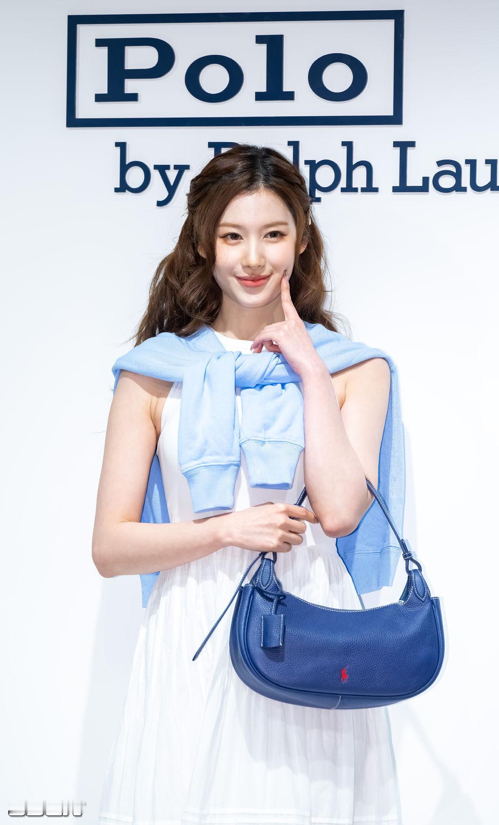 Sana今日份活动造型 清爽明媚的夏日感🩵🤍 