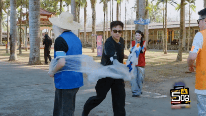 马頔我不干净了 马頔这期又成快乐源泉！范志毅刚给的雨披，被邓超一把撕掉，马頔委屈
