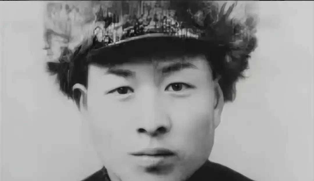 1941年，1名八路军战士意外遭遇8名日军追逐农妇，他默默打开刺刀
 
郑希和拨