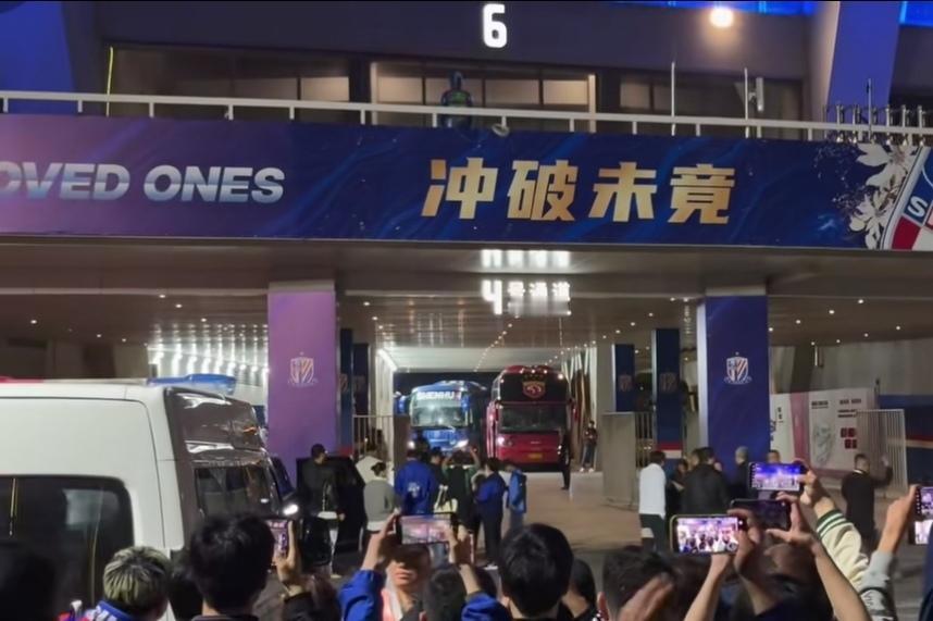 申花作为主队为何不让客队大巴先走！反而主队申花大巴要超上海港大巴先走呢？另外既然