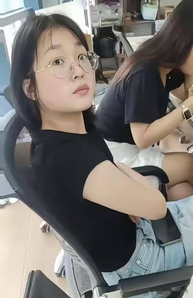 她是不是以为自己很漂亮？别人都

应该惯她这臭毛病了！[捂脸][捂脸]这下

好