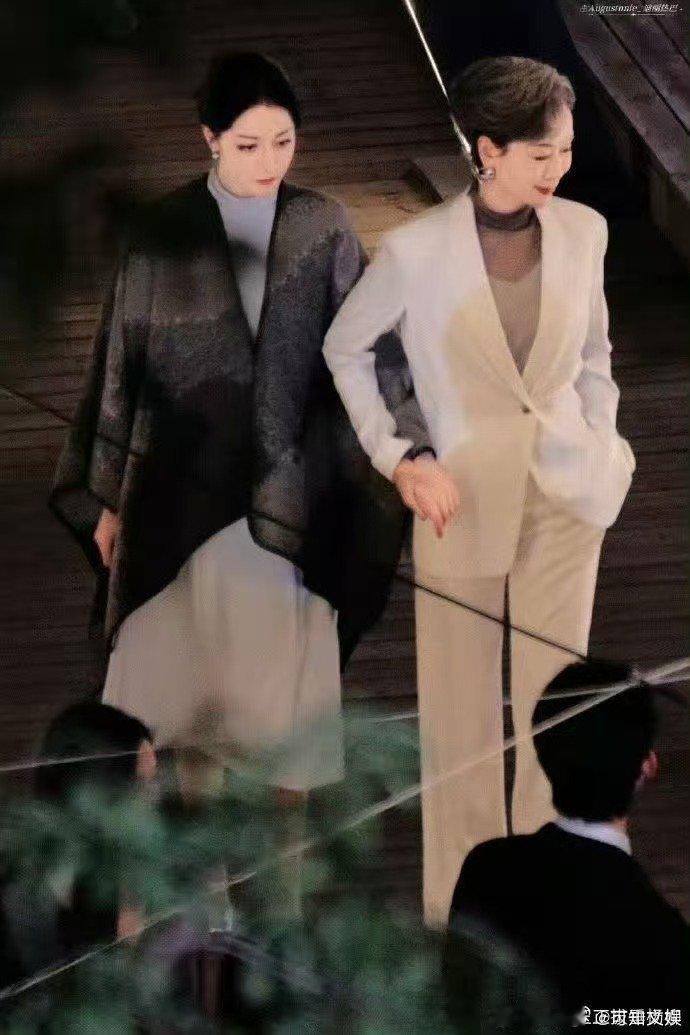 叶童迪丽热巴牵手叶童牵迪丽热巴叶童牵迪丽热巴，哇，[色][色][色] ​​​