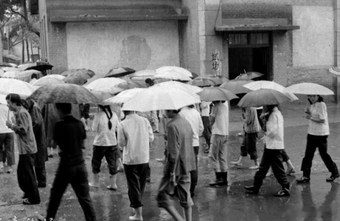 高考史上格外温柔的一次调整高考加油 多数人只知晓2003年高考从七月改至六月，却