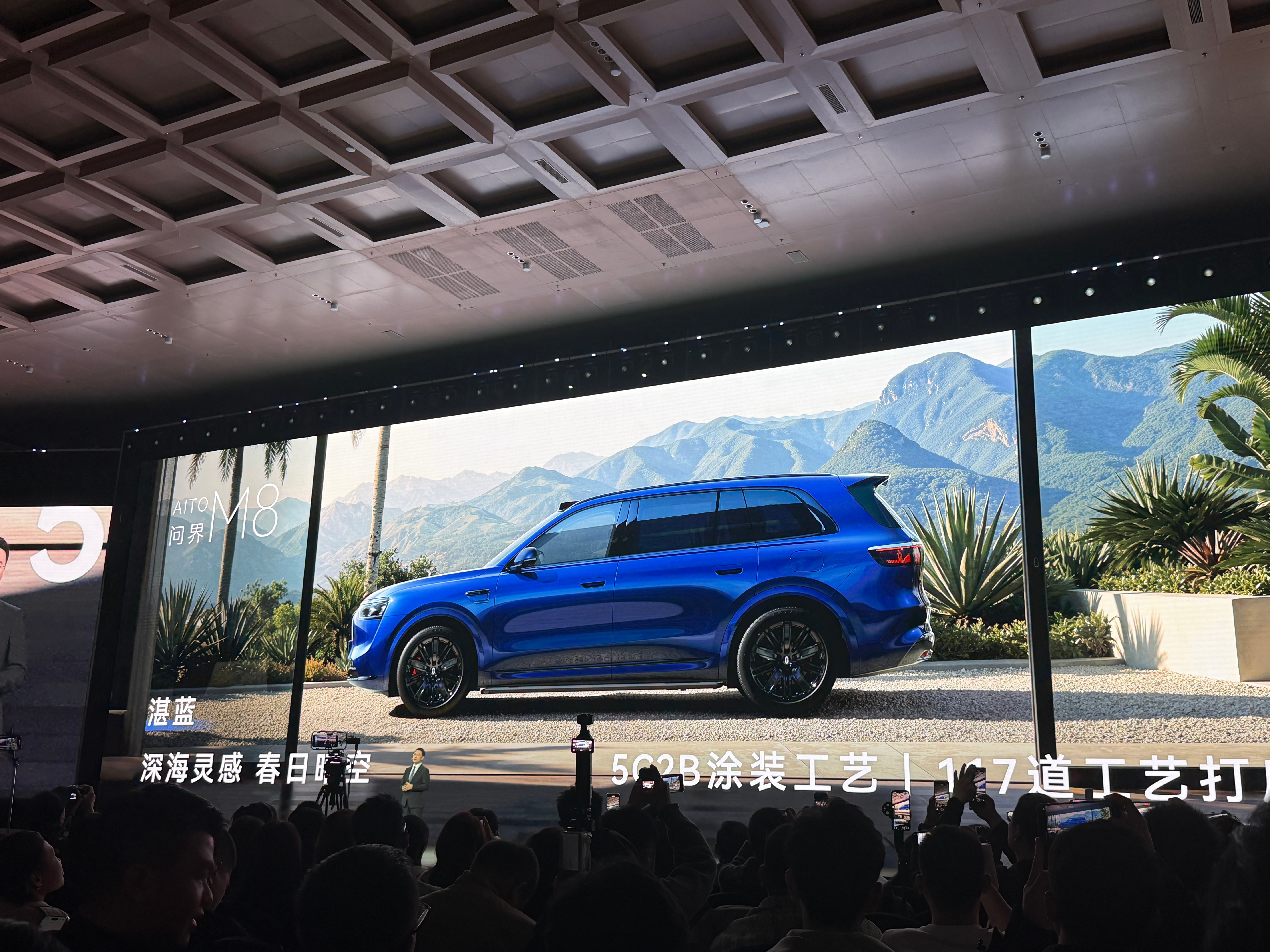 在春季发布会上问界今年的重磅车型M6来了整个设计更运动、更年轻还会标配华为途灵平