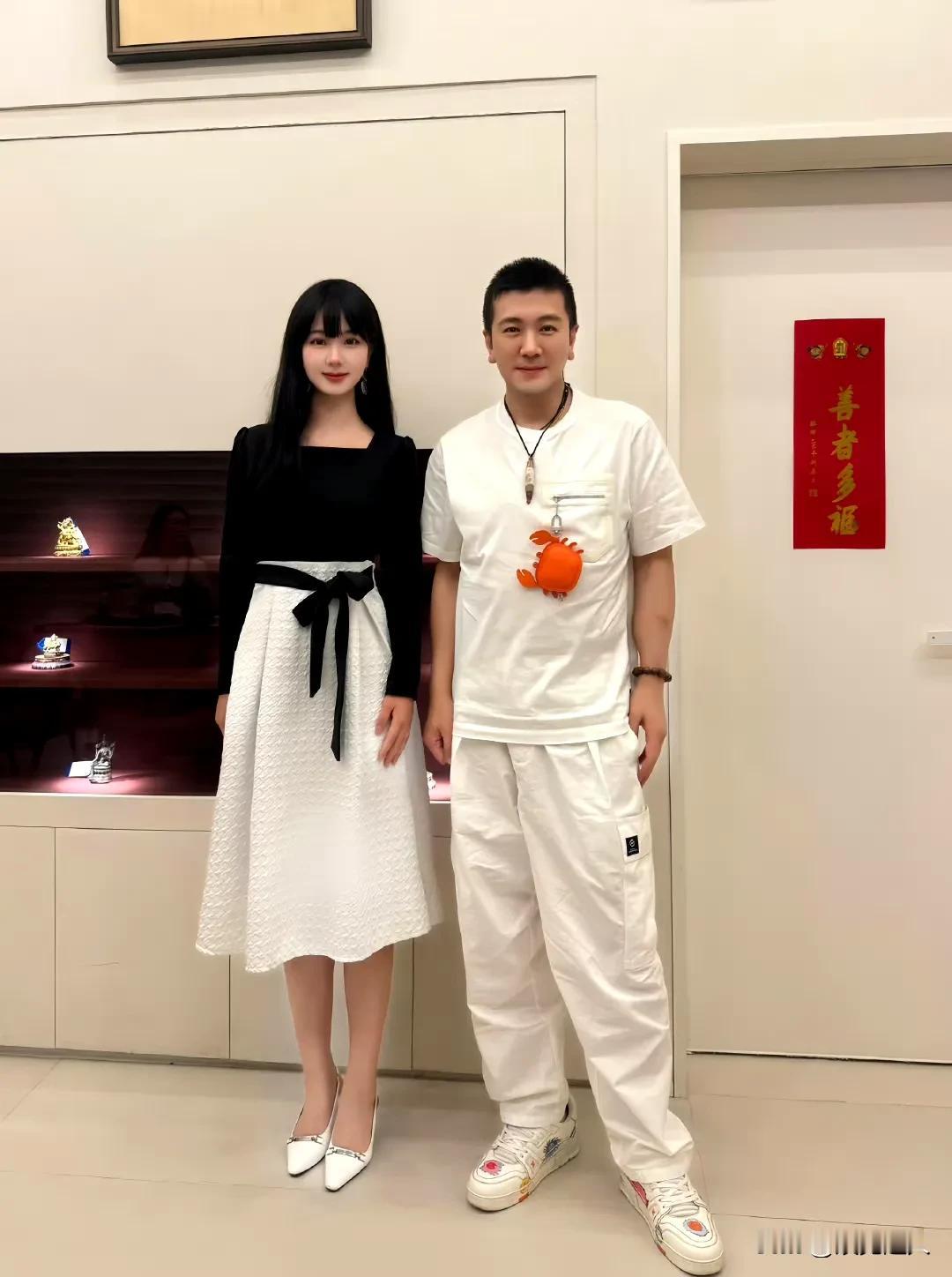 杨子这状态也太能打了吧！都50岁的人了，跟美女合照居然一点不违和，俩人站一块儿看