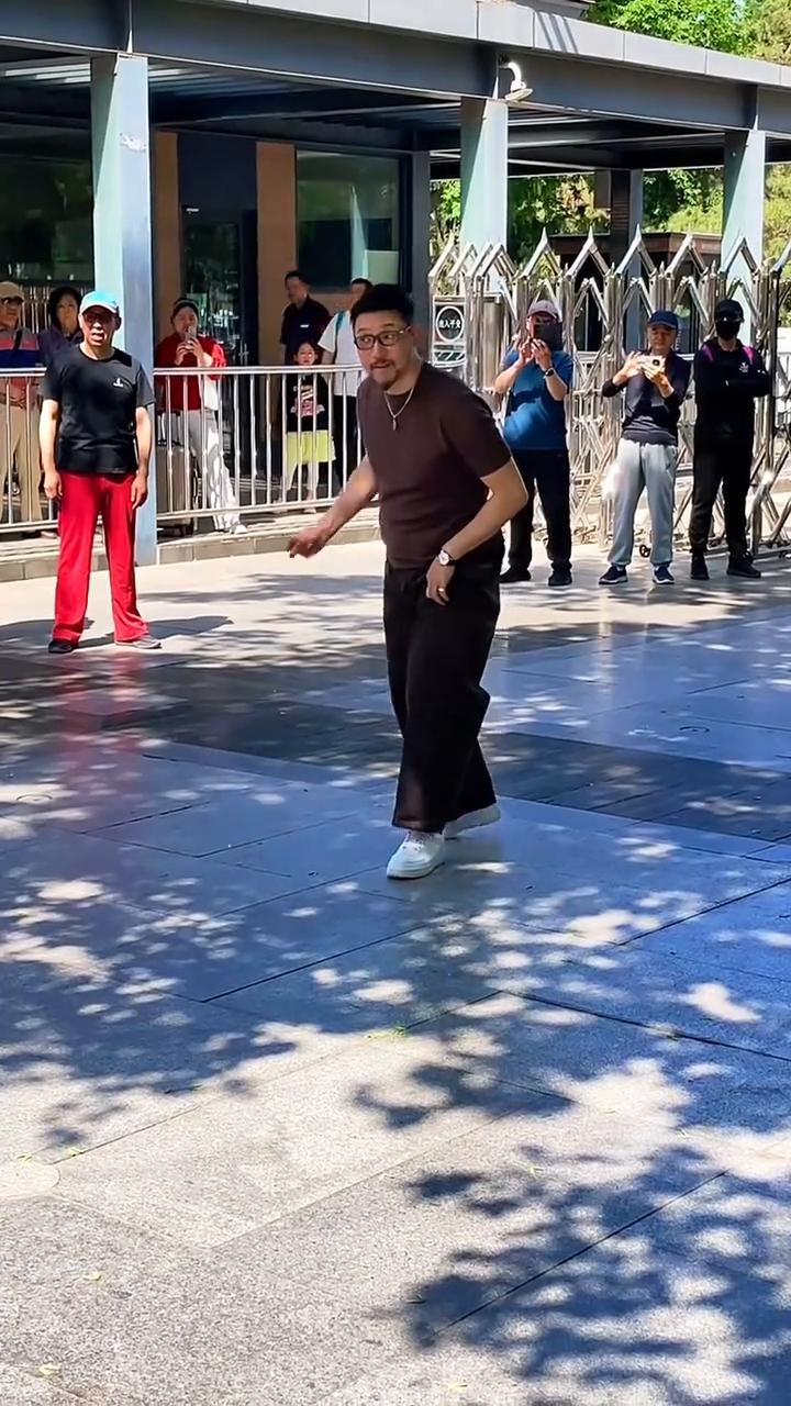 情绪应该是谁都先演唱起了情。当初的爱情放钻着无数的深刻，没有想起来吧。