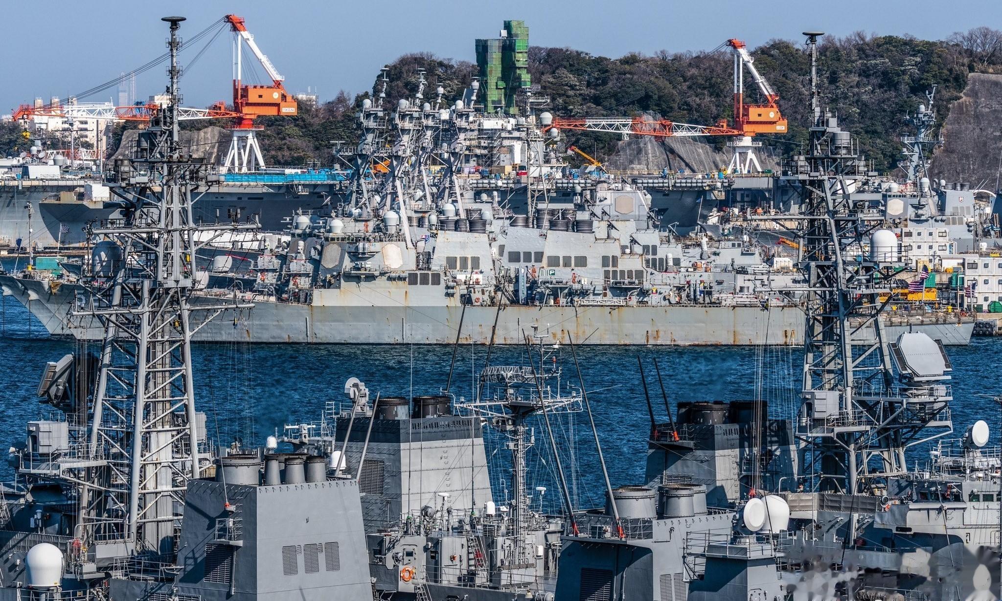 日本横须贺港一角，多艘美日军舰同框停放，简单算一下估计有10艘左右。话说，我们的