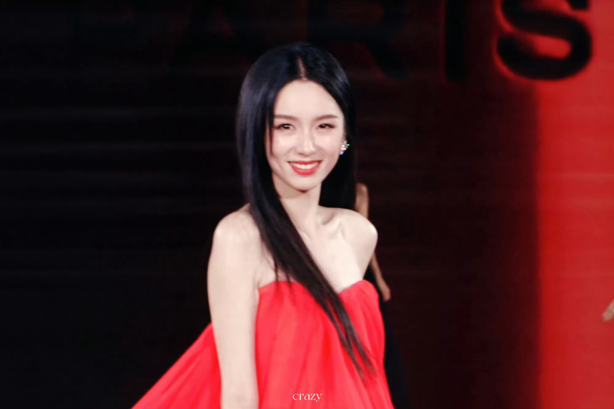 周也把中国红穿身上了周也穿着中国红站在巴黎秀台 啊啊啊啊啊周也真的太美了吧也！！