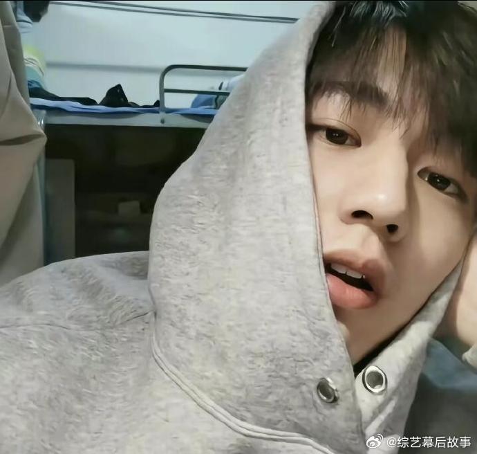 张凌赫被考古得只剩个裤衩了 网友把张凌赫翻了个底朝天，人生透明到没一点秘密。 