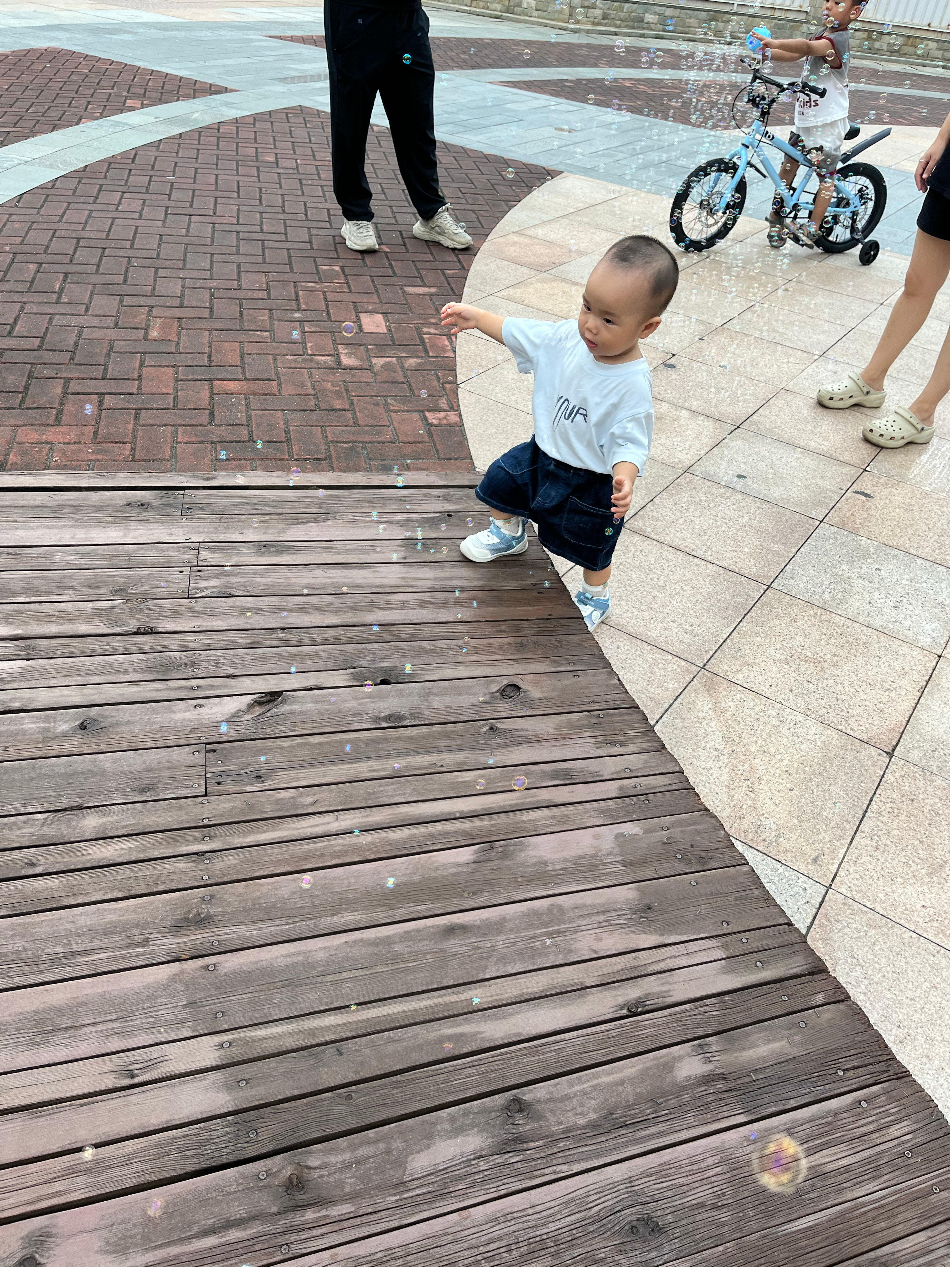 国台办回应岛内观众催更早春晴朗挺好！一部好剧跨越海峡收获共鸣，两岸观众同追一部剧