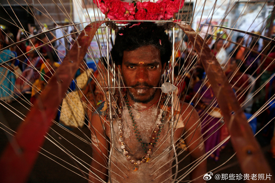 2013年3月26日，印度钦奈，一名印度教信徒身上插满铁钎，参加盘古尼尤素姆节的