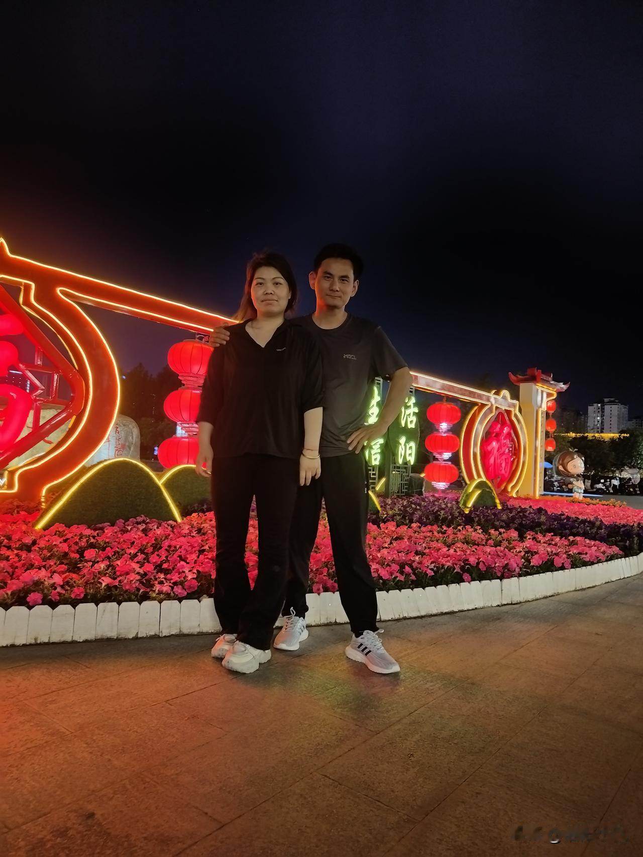 说实话，大多数普通男人根本撑不起一个家。
房贷车贷、孩子学费、日常开销、人情往来