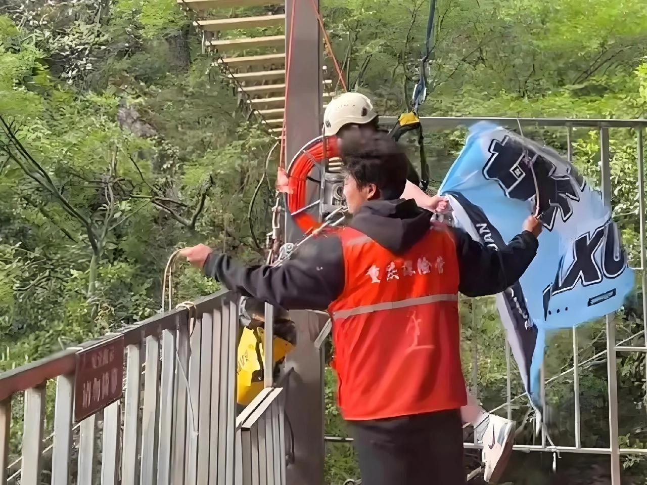 华蓥山瀑布秋千女孩遇难这事，

很多人疑惑明明是景区的全责，

为何遇难女孩的父