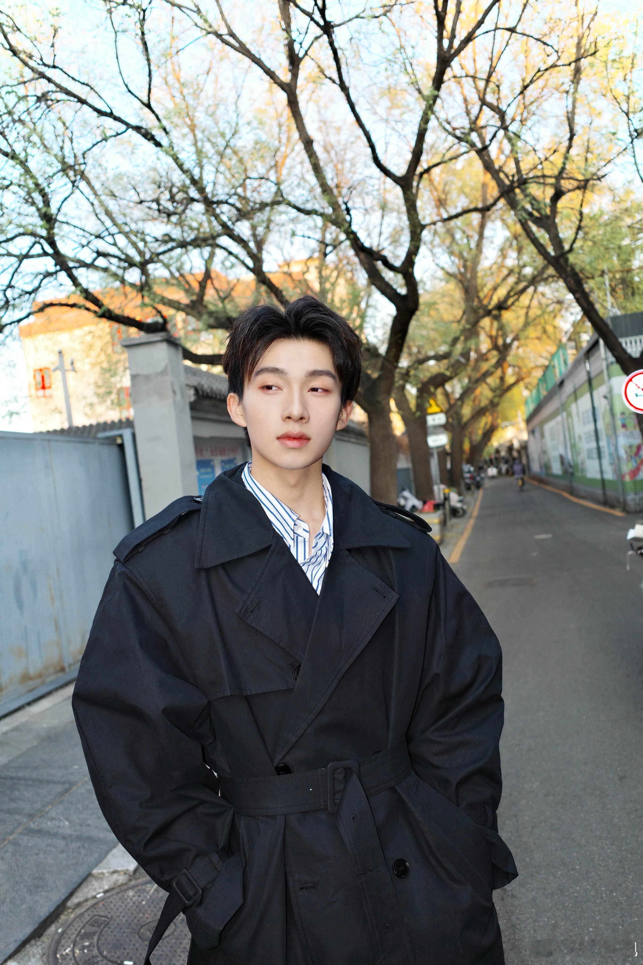 和煦暖阳，光影成线。欢娱影视演员冬日写真送达❄️ 李柏煦0117生日快乐