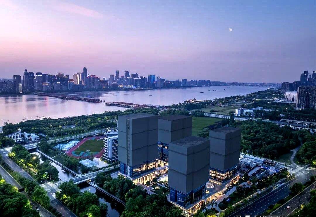 当上午阳光还没爬满江面时，杭州“望天际”首开，三小时就被扫空，66套转瞬无踪。