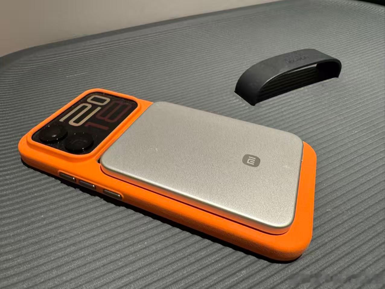 小米新出的这个金沙江充电宝真的太牛了，手感和厚度都做到极致了。虽然现在要溢价10