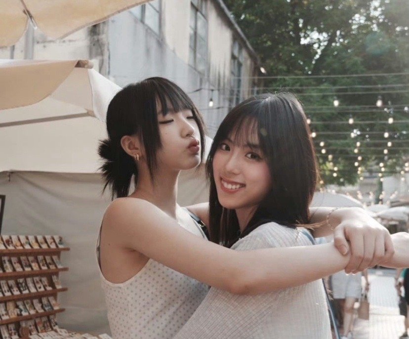 小S大女儿Elly与好友共度欢乐时光，18岁已显露独特气质，赴美留学在即，期待她