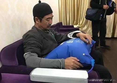 71岁张国立后台吸氧拍戏，兜里常备速效救心丸，本该颐养天年却被债务捆住不敢歇。当